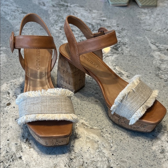 Bernardo Bernardo Tan and Cream Brown Sandals Block Heel Size 6.5 - Picture 10 of 10